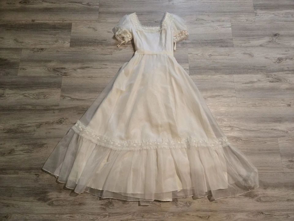 Vestido Nadine Vintage Anos 70 Tamanho P Creme Marfim Babado Baile de Formatura/Casamento Renda ILGWU  - Imagem 1 de 4