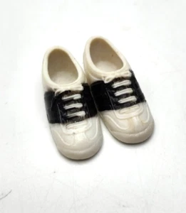 Scarpe Oxford da sella vintage Barbie Skipper bianche e nere Hong Kong - Foto 1 di 7