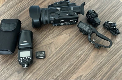 JVC GY-HM170E Kompakter Handheld 4K Camcorder viel Zubehör Godox V1 JVC KA-HU1 - Bild 1 von 4