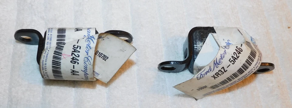 1999-2004 Ford Mustang GT Cobra Saleen NOS OEM SUPORTE ISOLANTE CABIDE DE ESCAPE - Imagem 1 de 2