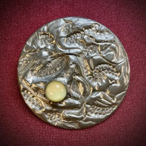 Jugendstil Repoussé Versilberte Brosche - 5 cm, grüner Glas Cabochon & Patina - Bild 1 von 2