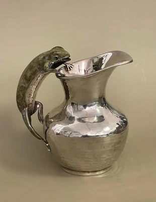 Jarra de plata martillada a mano Castillo mango de rana figura Foto 1 de 4