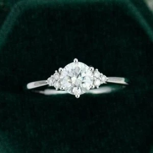Alianza de compromiso de moissanita blanca de corte redondo de 1 quilate en oro blanco sólido de 14K - Imagen 1 de 5