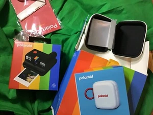 Polaroid Go Generation 2 Black with Album - Picture 1 of 3