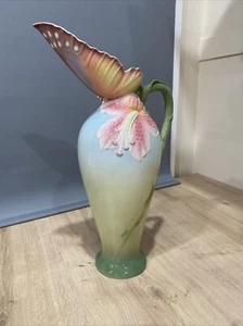 FRANZ PORCELAIN BUTTERFLY COLLECTING NECTAR DESIGN HANDLED VASE JUG XP1684 BOXED - Picture 1 of 13