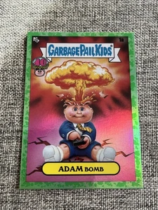2025 Topps Garbage Pail Kids Lo peor de GPK 40th ADAM BOMB Booger Green #1a - Imagen 1 de 2