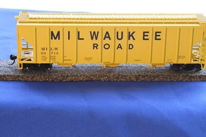 WALTHERS HO 54' P/S 4427 3-Bay Covered Hopper Milwaukee Road # 98713  910-7470 - Picture 1 of 2