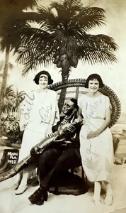 VTG 1920s Photo Miami Florida PORTRAIT TAXIDERMY Alligator Man Father Daughters - Picture 1 of 3