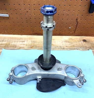 BRAÇADEIRA DE GARFO TRIPLA INFERIOR SUZUKI GSXR1000 2007-2008 FABRICANTE DE EQUIPAMENTO ORIGINAL - Imagem 1 de 4