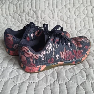 Nobull marineblau & rosa Kirschblüten Blumen Sneaker Turnschuhe Schuhe Größe Damen 6 - Bild 1 von 6