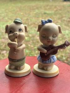 Vintage Schweine Junge und Mädchen Figuren Porzellan spielen Musikinstrument Flambro - Bild 1 von 7