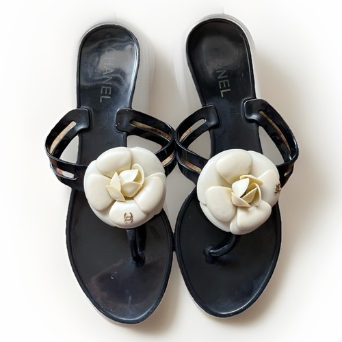 Scarpe sandali bassi CHANEL fiori di camelia taglia 40 Neiman Marcus delicatamente indossate