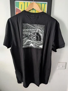 The North Face Red Box Celebration T-Shirt - Herren Medium - Schwarz - Neu mit... - Bild 1 von 6