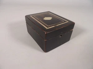 Ancien petite Boîte en Bois incrustée de Laiton - Picture 1 of 10