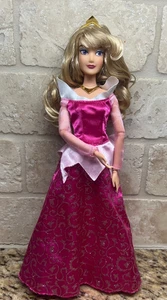 Disney Store Classic Dornröschen Aurora 11 Zoll Barbie-Puppe mit Gelenkarmen - Bild 1 von 9