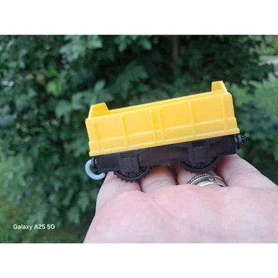 Tren de carga amarillo Mattel Tomy Trackmaster Thomas & Friends 2017 Foto 1 de 4