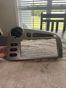 2009-2013 TOYOTA MATRIX / PONTIAC VIBE CENTER DASH RADIO BEZEL SILVER TRIM 09-13 - Picture 1 of 5