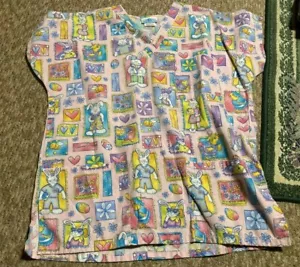 SB Fashion Scrub Top, Größe M, V-Ausschnitt 2 Taschen, rosa Kaninchen-Thema - Bild 1 von 3