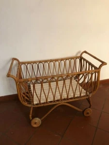 lettino per bambini con ruote in vimini vintage buona condizione - Foto 1 di 3
