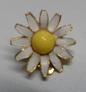 Vtg Estate Find ~ WEISS Goldtone Enamel DAISY Flower Clip On Single Earring 3/4" - Picture 1 of 5