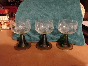 Vintage Set of 4 Green Beehived Stemmed Etched Cordial Glasses - Picture 1 of 5