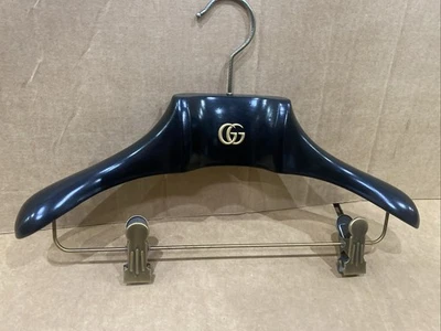 Percha para mujer Gucci negra con latón Foto 1 de 3