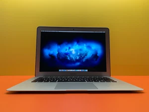 MACBOOK AIR 13 INCH LAPTOP \ 8GB RAM 256 SSD \ OS SEQUOIA \ 1 YEAR WARRANTY - Afbeelding 1 van 12