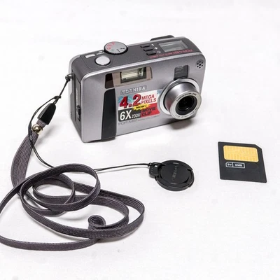 Câmera Digital Toshiba PDR-M81 Prata 4.2MP 1.5" Tela LCD com Cartão de Memória 8MB - Imagem 1 de 4