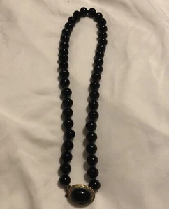 Vintage Halskette mit schwarzen Perlen goldfarbenem Verschluss - Bild 1 von 6
