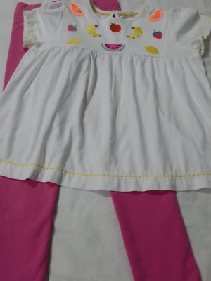 Mini Boden Niñas 9-10 Años Rosa Pantalones y Fruta Bordada Peplum Top Conjunto Difícil de Encontrar Foto 1 de 4