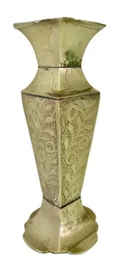 Jarrón vintage pequeño de latón, hermoso diseño de hojas grabadas, 4" de alto - Imagen 1 de 9