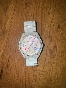 Betsey Johnson Rainbow Whimsical Strass Uhr weißes Band ungetestet Y2K - Bild 1 von 4