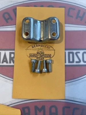 Harley Aermacchi SS125 SXT125 NOS нижняя крышка крепления двигателя и болты 24625-75P - Изображение 1 из 2