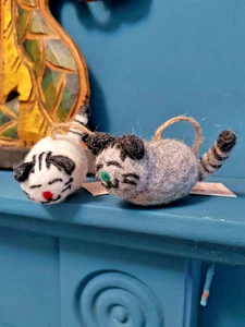 A PAIR OF HANDMADE FELT PLUMP CATS - Picture 1 of 17