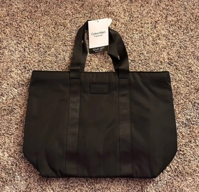 Nuevo Bolso Negro Calvin Klein Fragancias Correa Con Cremallera 12.5" x 17.5" x 5" Foto 1 de 4