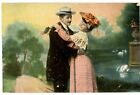 Mężczyzna noszący kapelusz z miłością trzymający swoją żonę, kobieta trzymająca róże Pocztówka zewnętrzna