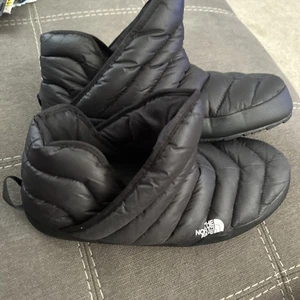 Size 11- The North Face Women's ThermoBall Traction Bootie TNF Black/White - Picture 1 of 8