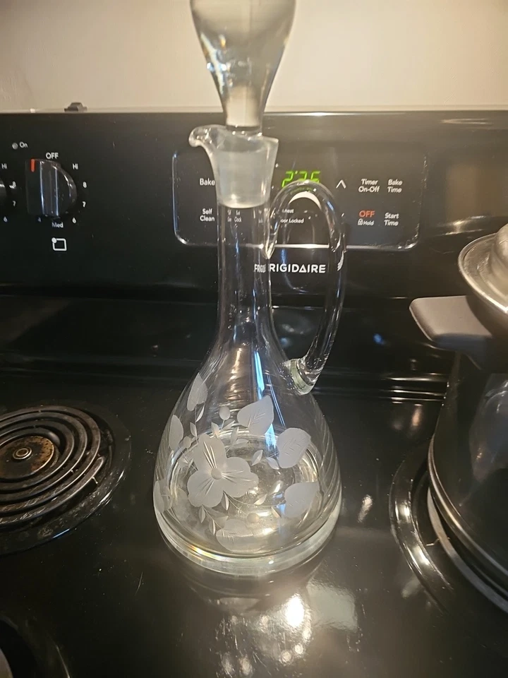 Decantador de whisky de vino vintage con mango y grabado floral. Foto 1 de 4