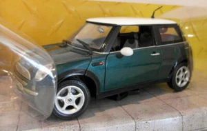 Motormax 1/18 Scale - 73100 BMW MINI Cooper green / white - Picture 1 of 2