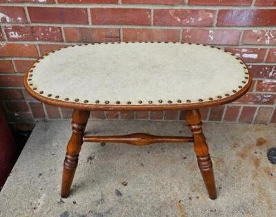 Reposapiés de banco vintage de nogal asiento tapizado de cuero sintético tostado Foto 1 de 4