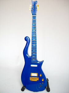 Guitare miniature de Prince – Cloud guitare bleue
