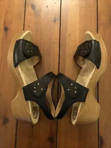 sandali dansko in pelle nera con cinturino regolabile con gancio e passante punta aperta misura 10,5 - Foto 1 di 21