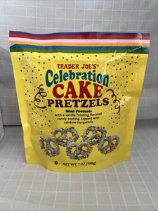 Trader Joe's Celebration Cake Bretzels - Revêtement bonbon aromatisé au glaçage à la vanille - Photo 1/8