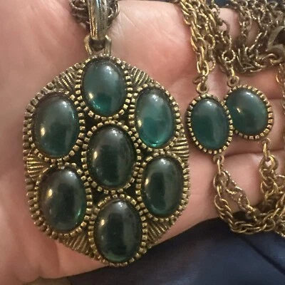 COLLAR AMULETO CABUJÓN VERDE ETRUSCO RENACIMIENTO BRONCE MAGNATE DE COLECCIÓN TONO DORADO Foto 1 de 4