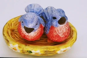 Salero y pimentero vintage de porcelana de 3,5" para pájaros sentado en nido de 5" - Imagen 1 de 12