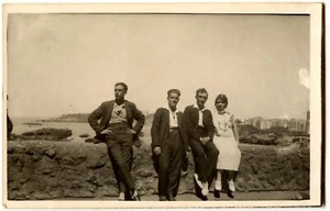 Groupe jeunes gens assis parapet bord de mer - Photo ancienne CPA an. 1920 - Picture 1 of 1
