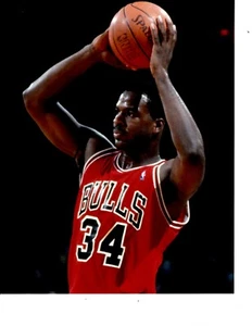 CHICAGO BULLS CHARLES OAKLEY SIGNED HOLDING BALL UP 8X10 - Picture 1 of 1