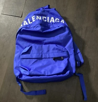MOCHILA PEQUEÑA BALENCIAGA LOGO RUEDA NYLON AZUL - USADA. Foto 1 de 4