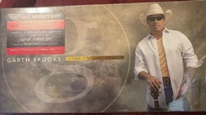 New Sealed Garth Brooks 7 Disc Boxed Set 68 Page Collectors Book - Imagen 1 de 4