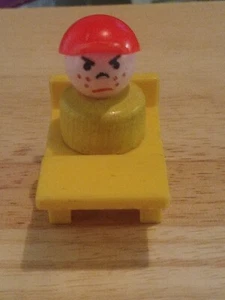 Fisher Price Vintage Little People Angry School Boy Cara Pecosa con Sombrero Rojo y - Imagen 1 de 3